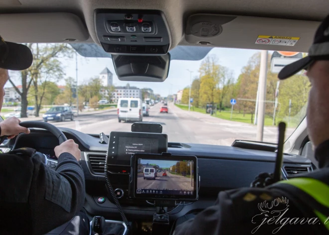 Ar jaunu policijas automašīnu Jelgavā kontrolēs braukšanas ātrumu un citus satiksmes pārkāpumus