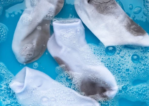 Ja zeķes ir ļoti netīras, tās pirms tam iemērc karstā ūdenī ar 3–4 ēdamkarotēm dzeramās sodas uz litru ūdens.