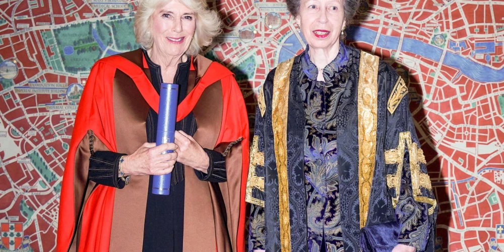 Karaliene Kamilla un princese Anna 2024. gada novembrī, kad karalienei tika piešķirts goda doktora tituls Londonas universitātē.