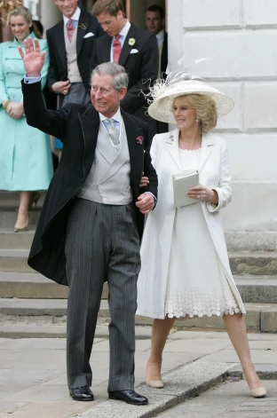 Čārlzs un Kamilla pēc civilās laulības ceremonijas Vindzoras rātsnamā 2005. gada 9. aprīlī.