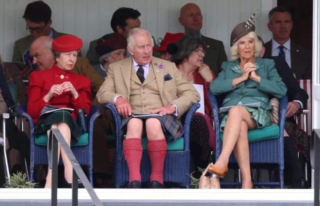 Princese Anna, karalis Čārlzs un karaliene Kamilla 2023. gadā Skotijā.