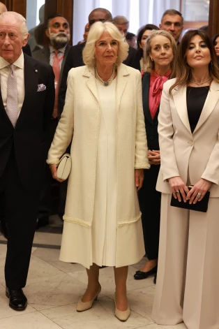 Atzīmējot 20. kāzu gadadienu karaliene Kamilla uzvilkusi to pašu mēteli un kleitu, kas viņai bija mugurā civilās laulības ceremonijā Vindzoras rātsnamā 2005. gadā. Tiesa tagad tērps ir nedaudz pārveidots.