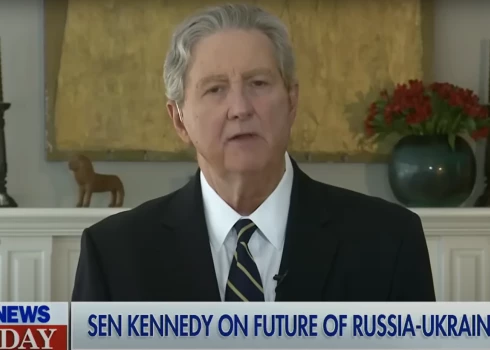 Republikāņu senators Džons Kenedijs stāsta, ko vajag izdarīt ar Putinu (ekrānuzņēmums no video)