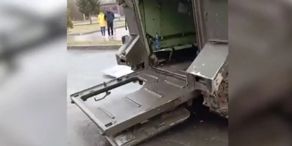 Ребенок стоял под бронетранспортером, когда тяжелый задний люк внезапно открылся.