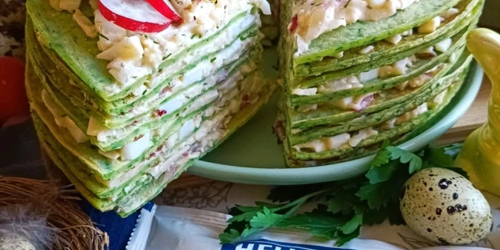 Sāļā pankūku torte ar olu un siera salātiem