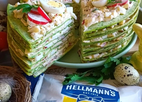 Sāļā pankūku torte ar olu un siera salātiem