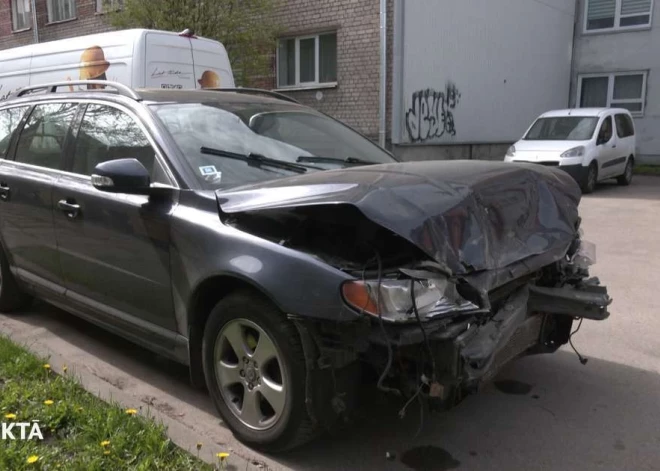 На Саркандаугаве пьяная женщина за рулем разбила три машины во дворе