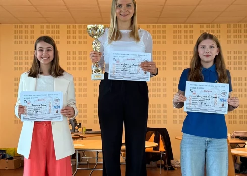 Alise Misāne uz goda pjedestāla (pa kreisi) (foto: Latvijas Dambretes federācija)