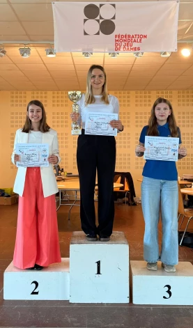 Alise Misāne uz goda pjedestāla (pa kreisi) (foto: Latvijas Dambretes federācija)