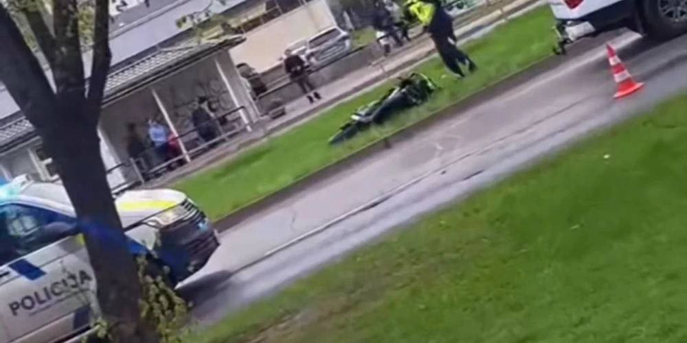 Rīgā, Pļavniekos pie tirdzniecības centra "Tālava", notikusi smaga sadursme starp vieglo automašīnu un motociklu. 