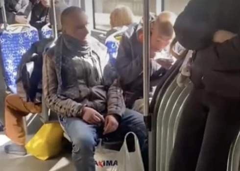Kadrs no video, kurā redzams, kā vīrietis iešņauc kaut kādu vielu.