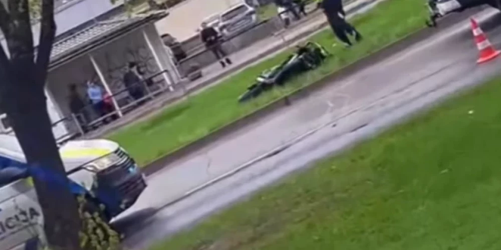 Возле торгового центра Tālava произошло серьезное столкновение автомобиля и мотоцикла.