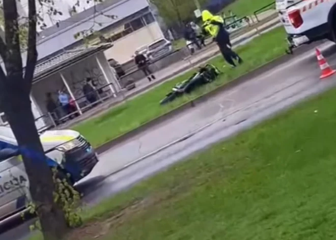 ВИДЕО: серьезное столкновение в Риге - мотоциклиста после удара отбросило на несколько метров