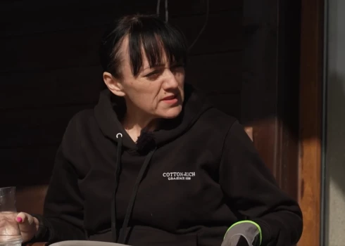 Raidījuma “Ģimene burkā” dalībniece Agrita Bindre no vēlmju burkas izvilkusi sev adresētu uzdevumu - laiks atmest smēķēšanu. Lai gan uzdevums nav no tiem vieglākajiem, viņa nolemj mēģināt.