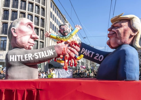 Kompozīcija no Vācijas pilsētā Diseldorfā notikuša protesta.