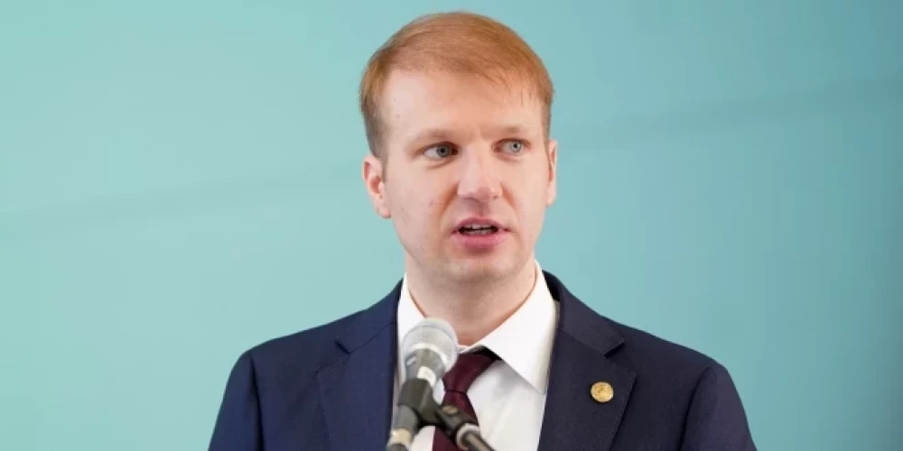  Министром климата и энергетики является Каспарс Мелнис.