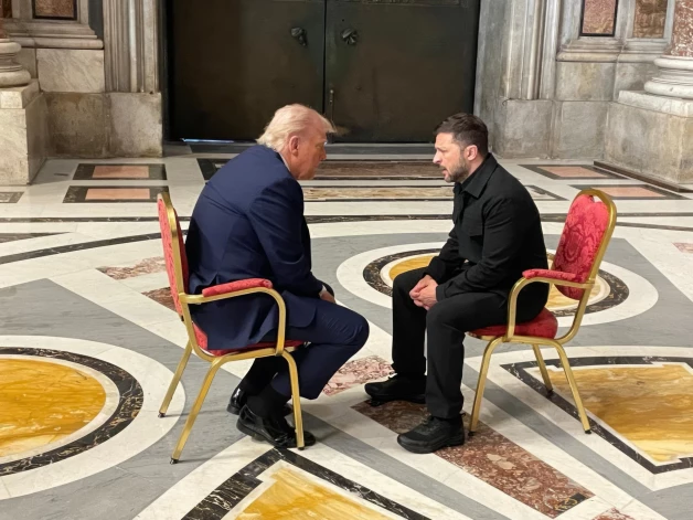 Pāvesta Franciska bēru laikā Tramps un Zelenskis pārsteidza visus, kad tika pamanīti aci pret aci klusā nostūrī Svētā Pētera bazilikā.