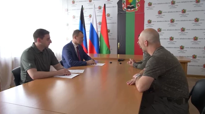 (Otrais no kreisās) Mihails Degtjarevs pie viena galda ar tā saucamās Doņeckas tautas republikas pārstāvjiem, tostarp nelegālā veidojuma līderi Denisu Pušiļinu.