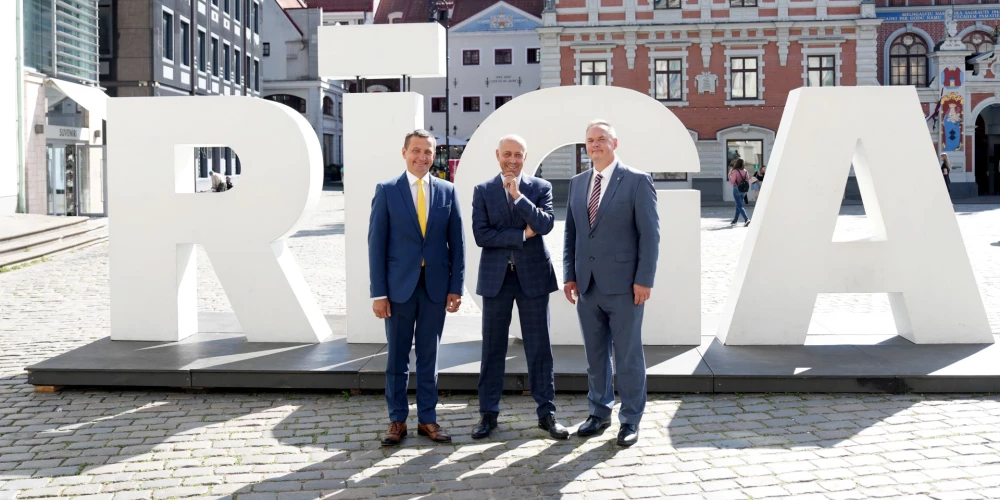 Zaļo un zemnieku savienības valdes priekšsēdētājs Armands Krauze (no kreisās), partijas "Gods kalpot Rīgai" valdes priekšsēdētājs Oļegs Burovs un Rīgas domes frakcijas "Gods kalpot Rīgai" vadītājs un Sociālo jautājumu komitejas priekšsēdētājs Juris Radzevičs piedalās preses konferencē, kurā Zaļo un Zemnieku savienība un partija "Gods kalpot Rīgai" informē par kopīgo startu Rīgas pašvaldības vēlēšanās 2025. gadā.