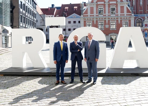 Zaļo un zemnieku savienības valdes priekšsēdētājs Armands Krauze (no kreisās), partijas "Gods kalpot Rīgai" valdes priekšsēdētājs Oļegs Burovs un Rīgas domes frakcijas "Gods kalpot Rīgai" vadītājs un Sociālo jautājumu komitejas priekšsēdētājs Juris Radzevičs piedalās preses konferencē, kurā Zaļo un Zemnieku savienība un partija "Gods kalpot Rīgai" informē par kopīgo startu Rīgas pašvaldības vēlēšanās 2025. gadā.