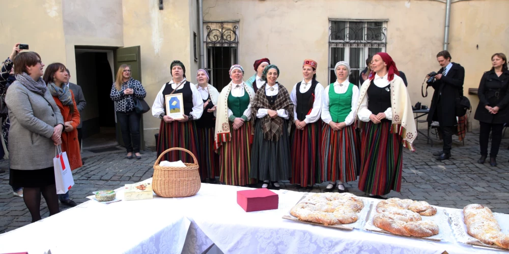 Tradīcijai 4. maija svētkus dēvēt arī par Baltā galdauta svētkiem ir tikai deviņus gadus sena tradīcija.