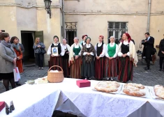 Kāpēc 4. maiju dēvējam par Baltā galdauta svētkiem? Skaidrojam - kas kopīgs Neatkarības deklarācijai ar sēdēšanu pie viena galda