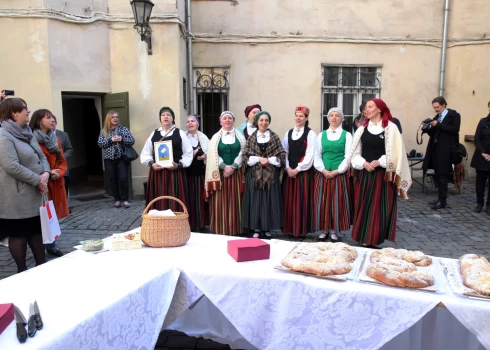 Tradīcijai 4. maija svētkus dēvēt arī par Baltā galdauta svētkiem ir tikai deviņus gadus sena tradīcija.