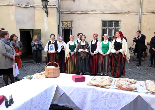 Kāpēc 4. maiju dēvējam par Baltā galdauta svētkiem? Skaidrojam - kas kopīgs Neatkarības deklarācijai ar sēdēšanu pie viena galda