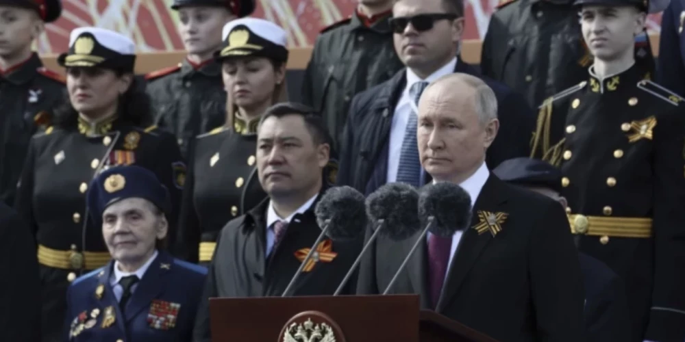 Krievijas vadonis Vladimirs Putins 9. maija parādē.