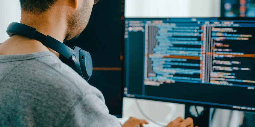 Боты вытесняют человека из интернета.