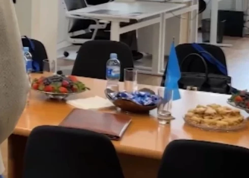 На столе были клубника, черника, печенье, конфеты и вода.