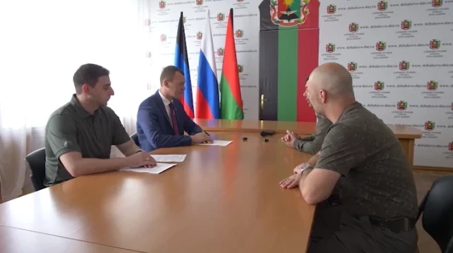 (Второй слева) Михаил Дегтярев за одним столом с представителями так называемой Донецкой народной республики, в том числе с лидером этого незаконного образования Денисом Пушилиным.