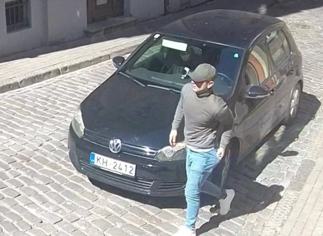 Likumsargi meklē attēlā redzamo vīrieti.