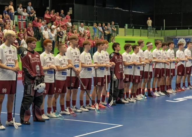 Latvijas florbolisti pasaules U-19 čempionātu uzsāk ar neizšķirtu