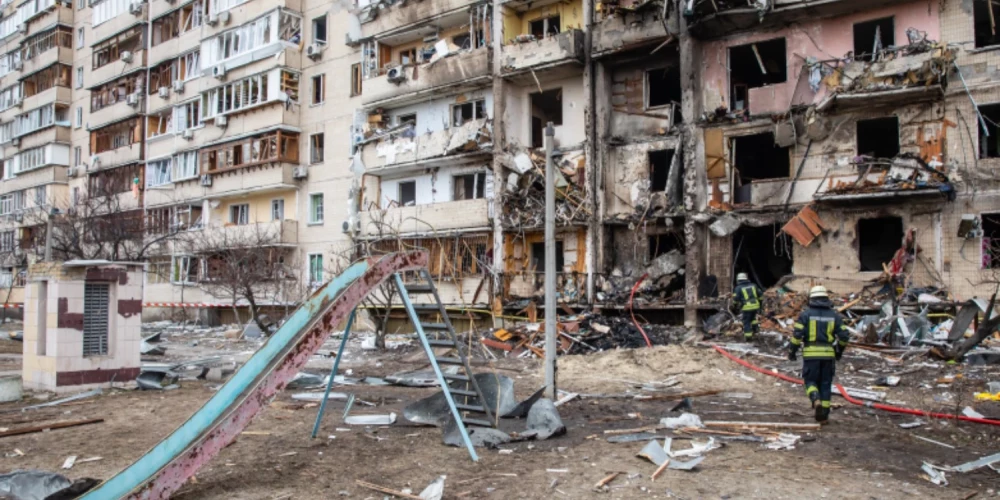 Krievija uz miera sarunu fona pastiprina uzbrukumus Ukrainas civiliedzīvotājiem.