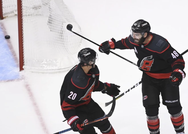 Aho nokārto "Hurricanes" uzvaru otrajā papildlaikā un panākumu sērijā pret "Devils"
