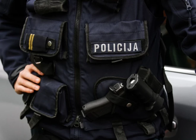 Valsts policija aiztur vīrieti aizdomās par tirdzniecības centra apsargu slepkavības mēģinājumu