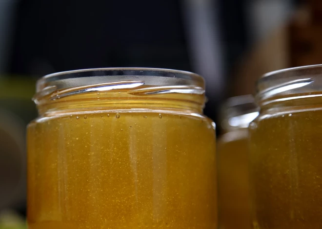 Piecos medus paraugos konstatēti dabiskam medum neraksturīgi cukuri