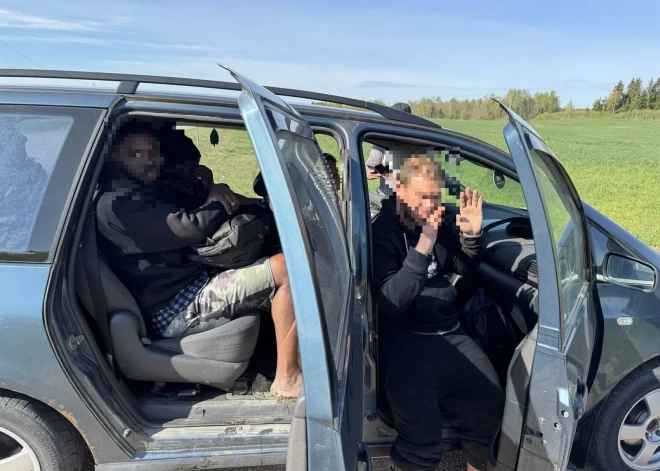 Krāslavas novadā aizturēts Latvijas pilsonis, kurš automašīnā vedis septiņus migrantus