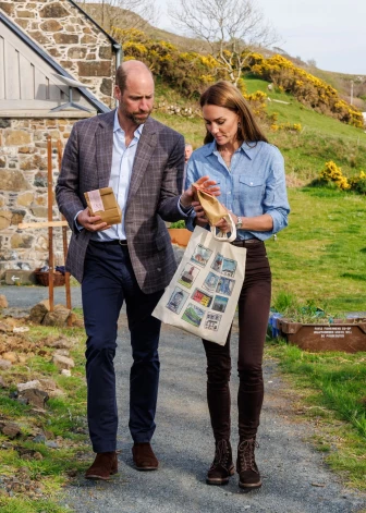 Принц и принцесса Уэльские посетили местную ферму на западном побережье острова Малл, чтобы ознакомиться с устойчивыми методами производства и индустрией гостеприимства острова.