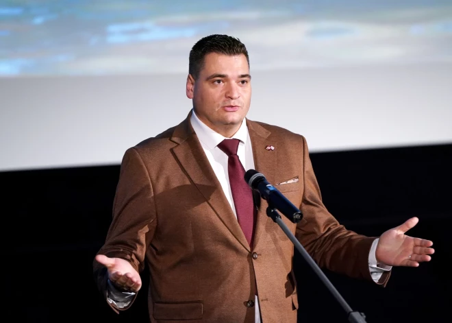 Ратниекс против: вице-мэр объяснил, почему возвращение ночного транспорта - это плохо для рижан