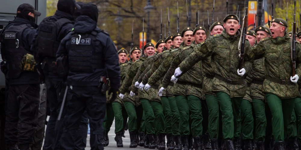 WSJ publicētie satelītattēli, liecina, ka būvniecība notiek divās lielās militārajās bāzēs netālu no Somijas un Norvēģijas.