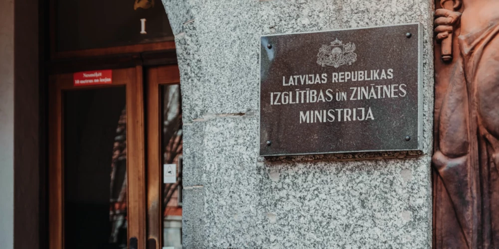 Ieceri konceptuāli atbalsta Izglītības un zinātnes ministrija (IZM), kas ir izstrādājusi grozījumus Vispārējās izglītības standartā, paredzot, ka no 2026./2027.mācību gada krievu valodas kā otrās svešvalodas apguve tiks pārtraukta arī vidusskolas posmā.