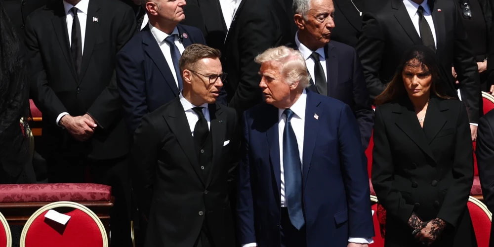 Somijas prezidents Aleksandrs Stubs ar ASV prezidentu Donaldu Trampu un ASV pirmo lēdiju Melāniju Trampu Romas pāvesta Franciska bērēs Vatikānā 2025. gada 26. aprīlī. 