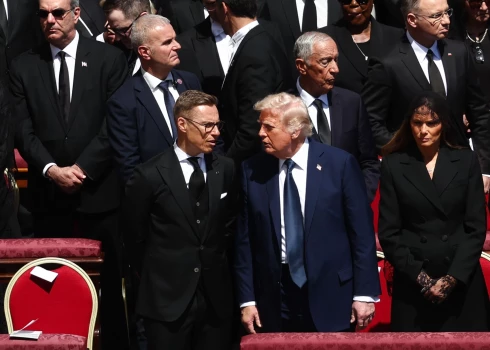 Somijas prezidents Aleksandrs Stubs ar ASV prezidentu Donaldu Trampu un ASV pirmo lēdiju Melāniju Trampu Romas pāvesta Franciska bērēs Vatikānā 2025. gada 26. aprīlī. 