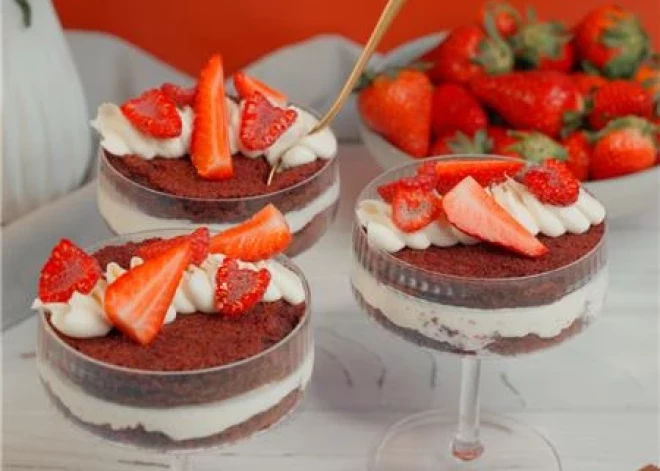 Elegants deserts valsts svētkiem - velveta kūka, kas pasniegta glāzēs