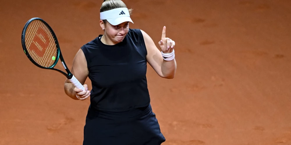 Latvijas tenisa līdere Aļona Ostapenko Madridē sekmīgi aizvada dubultspēļu turnīru.