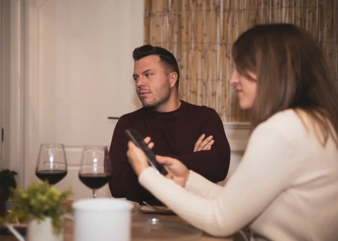 Apkārtējiem vairāk patīk tie cilvēki, kuri interesējas par sarunbiedru, nevis koncentrējas tikai uz sevi un runā par sevi.