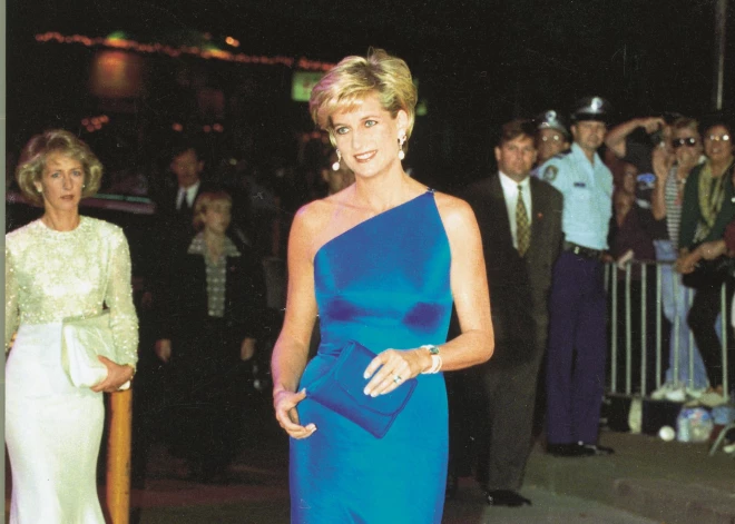 Londonā tiks atklāta vērienīga Versačes izstāde – tērpi, ko nēsājušas princese Diāna un Keita Mosa