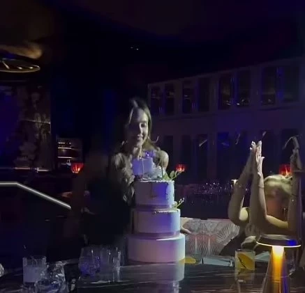 Tāda kūka Džesikai Albai bija klubiņā, kur viņa atzīmēja jubileju kopā ar draudzenēm.